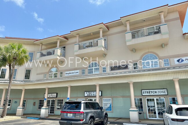 Building Photo - 3/3 DESTIN CONDO... Minutes from the beach!!