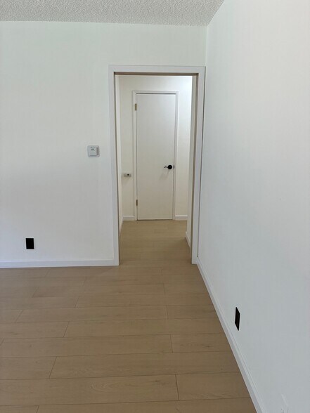 Building Photo - 1250 N Kingsley Dr