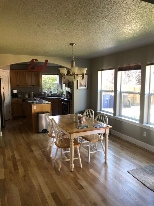 Building Photo - SW Bend Home with Upgrades!