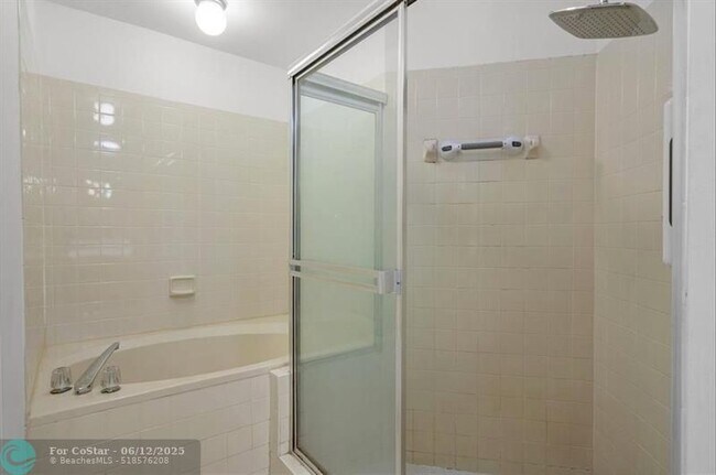 Building Photo - 611 Royal Palm Way