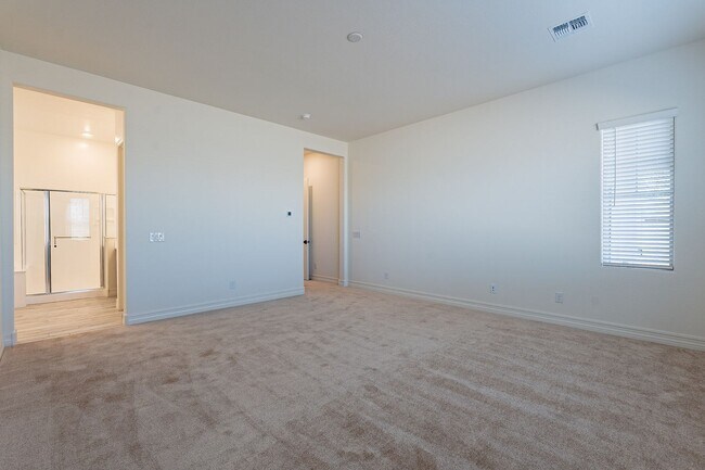 Building Photo - 5 BEDROOM 4 BATH SINGLE FAMILY HOME