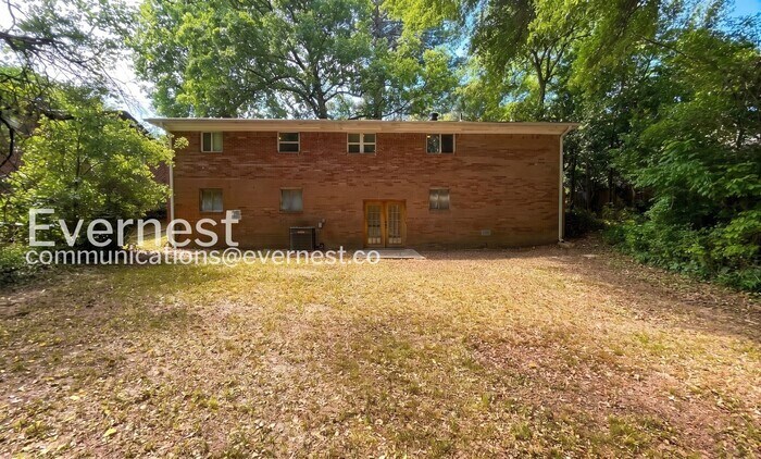 Building Photo - 3227 Hobart Dr NW