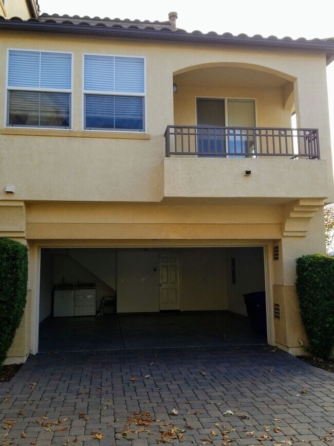 Building Photo - 1350 sqft 2 Bed plus Den, 2 Bath Chula Vista 2Car Garage, Gated community