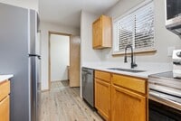 Building Photo - Spacious 2-Bedroom/1.5 bathroom in SE Portland