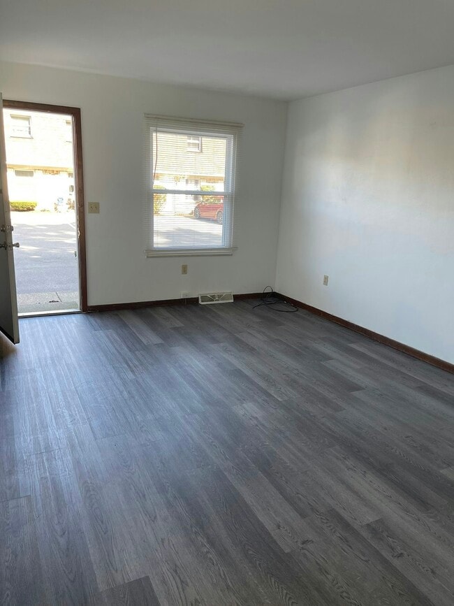 Building Photo - 4163 W Ridge Rd