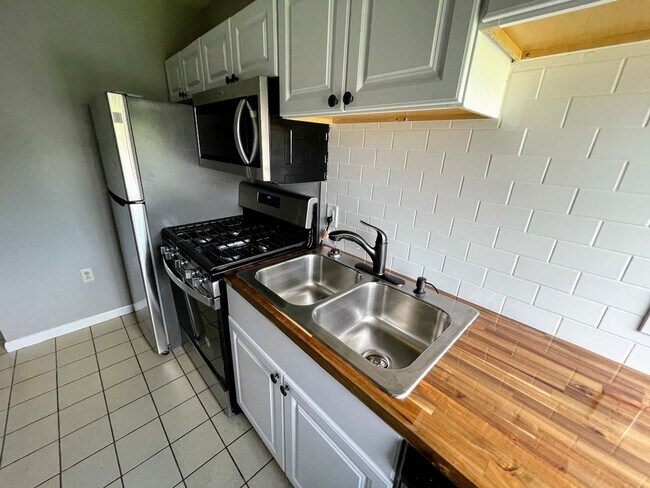 Building Photo - 2323 Sidney St