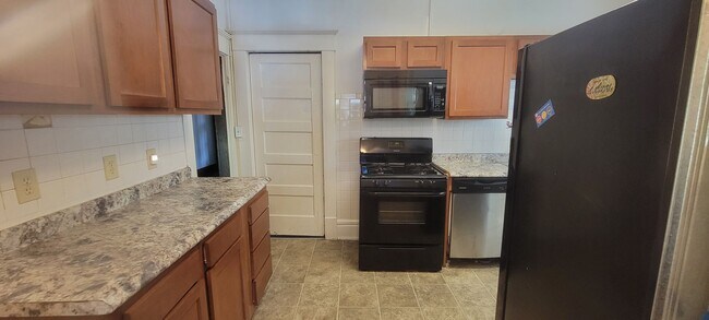 Building Photo - 5 Bedroom House - Walking distance from Ce...