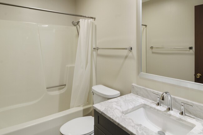 Building Photo - 2409 Heritage Dr