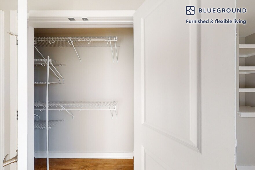 Building Photo - 555 S President St