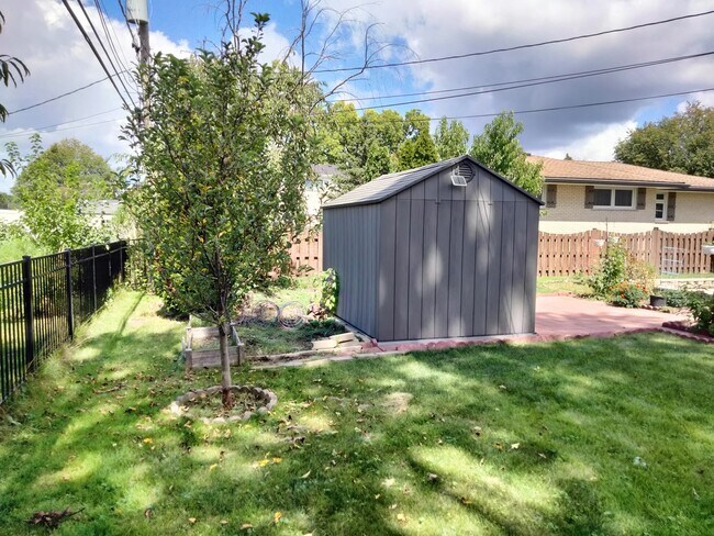 Building Photo - 904 S Edward St