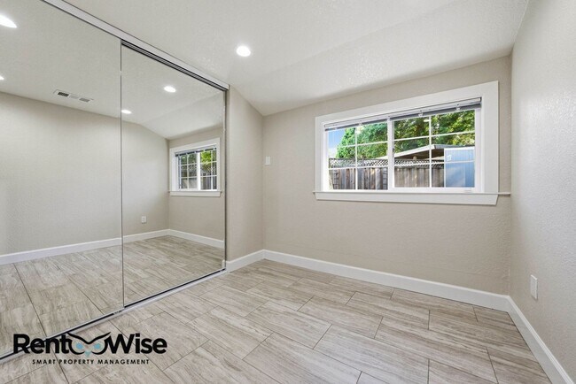 Building Photo - Chestnut Garden Patio Apartments