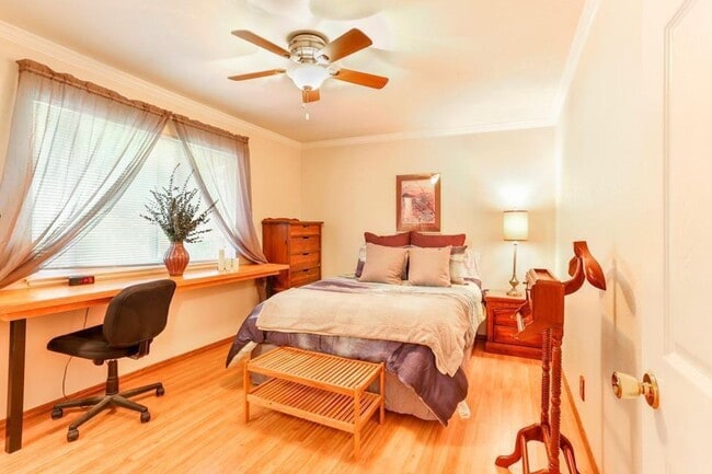 Building Photo - Madison Villa Condo Available July 1st