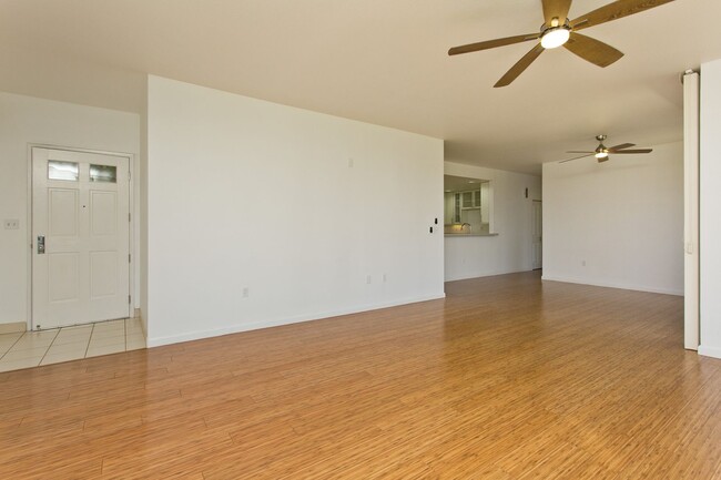 Building Photo - 3 BED, 2 BATH 2 PARKING IN GATED MOANALUA ...