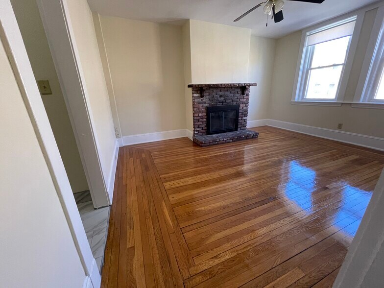 Building Photo - 165 Chiswick Rd