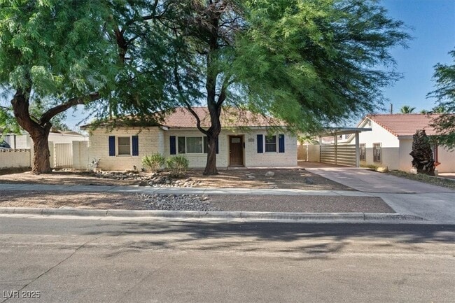 Building Photo - 1609 Chapman Dr