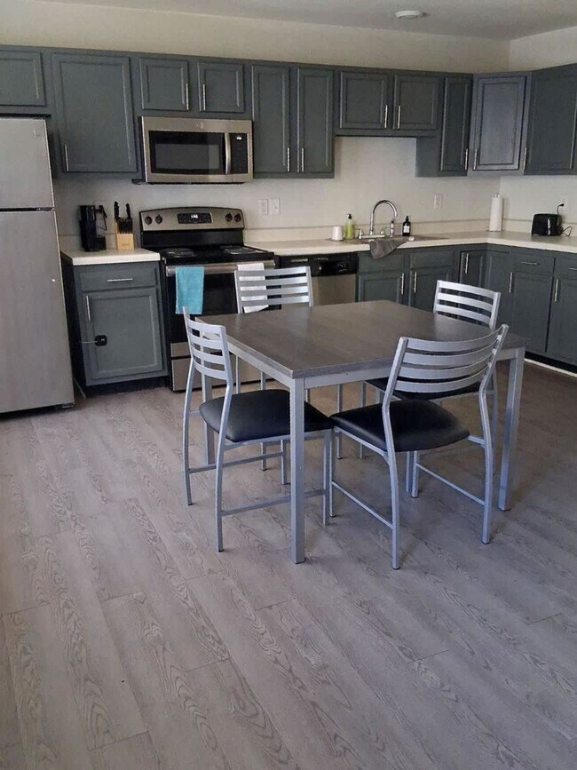 Building Photo - 1051 Southern Dr