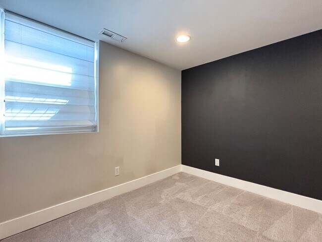 Building Photo - 2054 E Crystal Ave