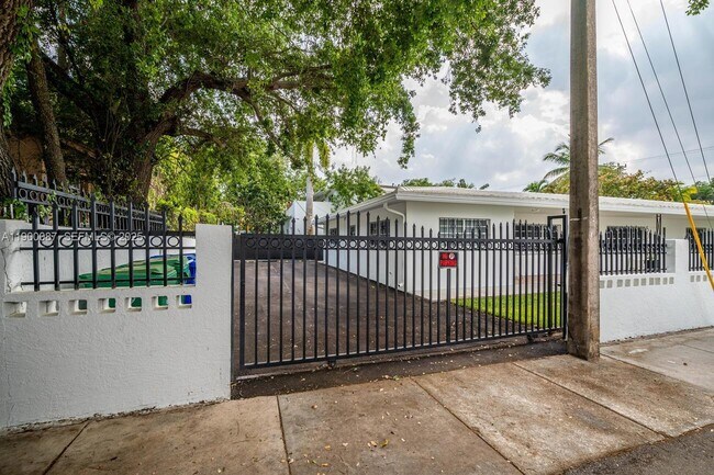 Building Photo - 510 NE 66th St