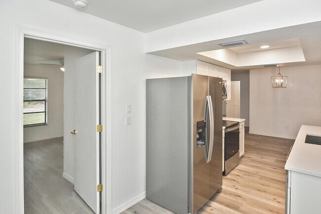 Building Photo - 1202 E 7th St