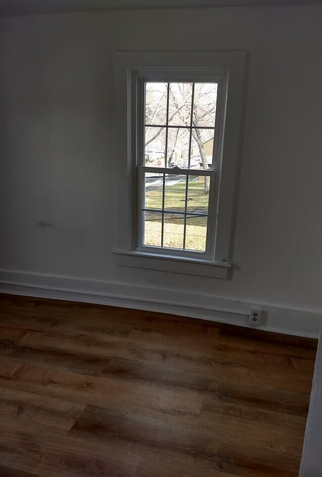 Building Photo - 118-120 W 6th St