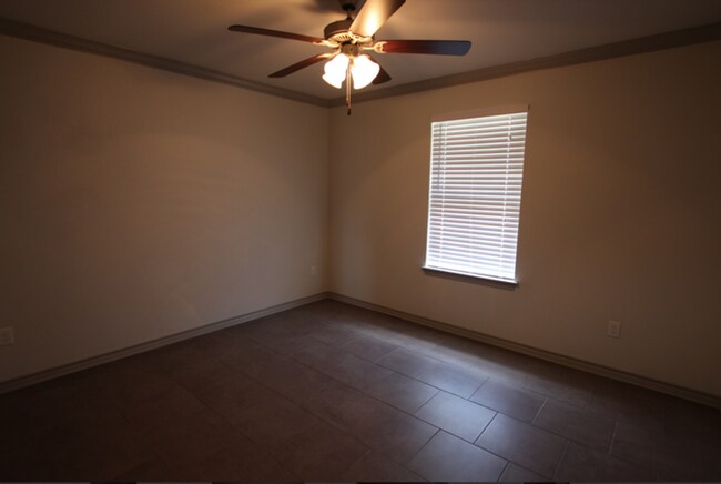 Building Photo - Beautiful 3 Bedroom 2 Bathroom Townhouse i...