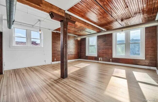 Primary Photo - 15 Railroad Ave