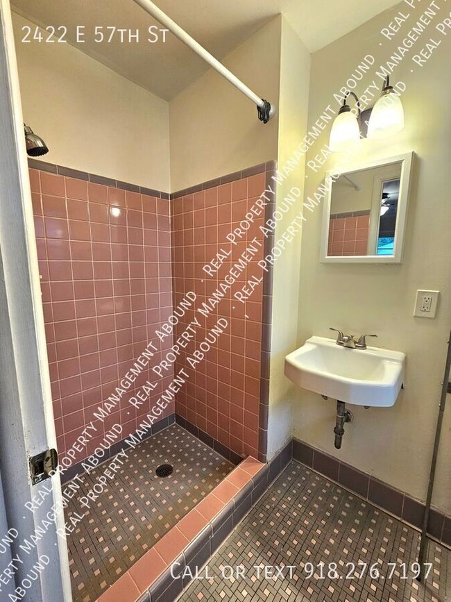 Building Photo - 2422 E 57th St