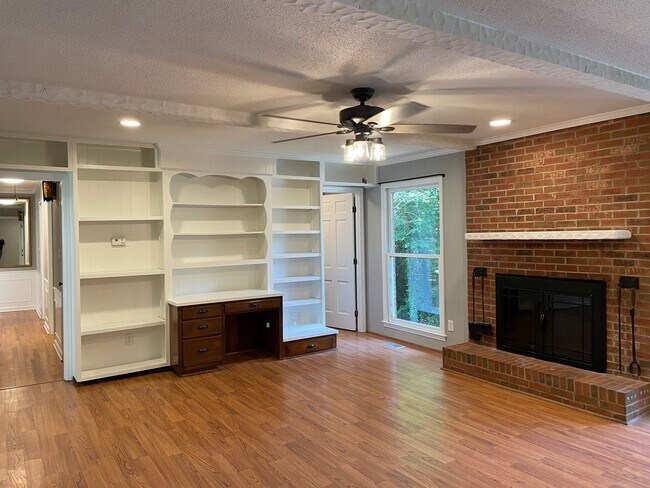 Building Photo - 7942 Lake Vista Dr