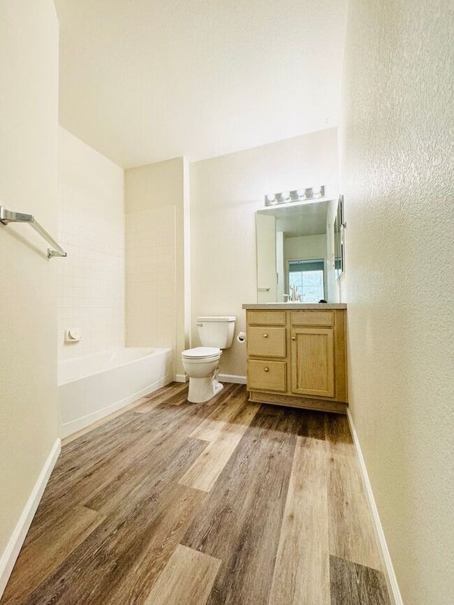 Building Photo - Beautiful, 2 Bed/2 Bath Condo in High Plai...