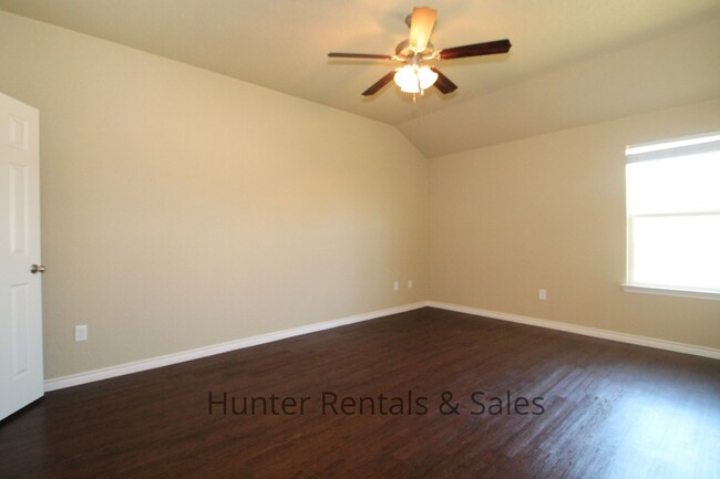 Building Photo - Spacious Two-Bedroom!