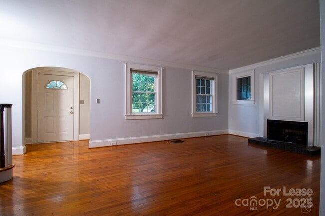 Building Photo - 3400 Eastway Dr