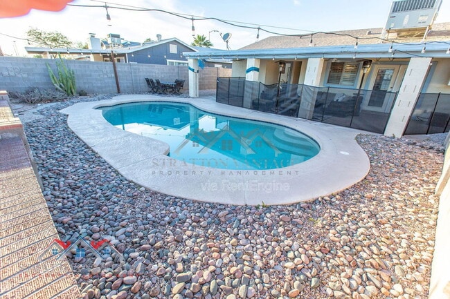 Building Photo - 1735 W Pampa Ave