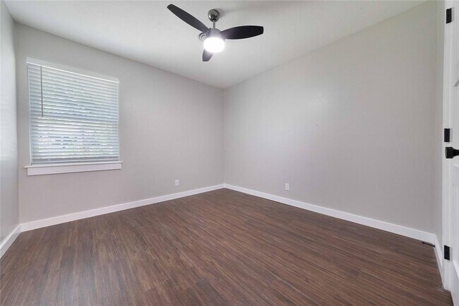 Building Photo - 11603 Oak Trail