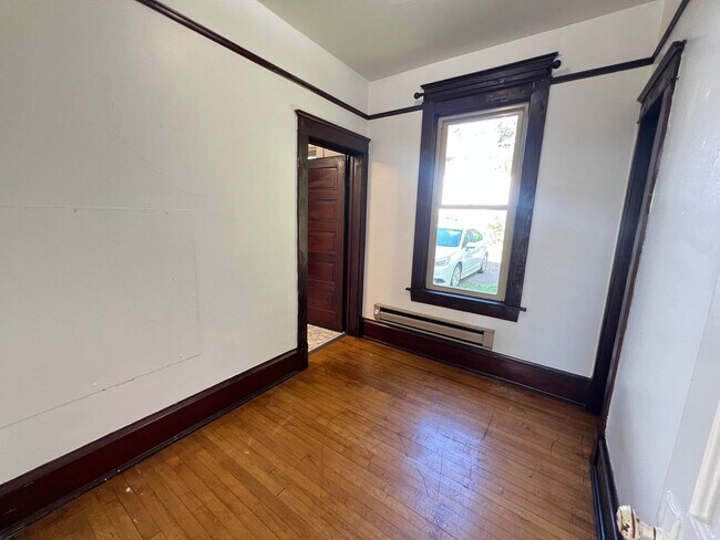 Building Photo - 2+ Bedroom Apartment - AVAILABLE AUGUST 1st!