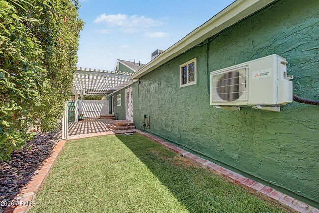 Building Photo - 521 W Mariposa St