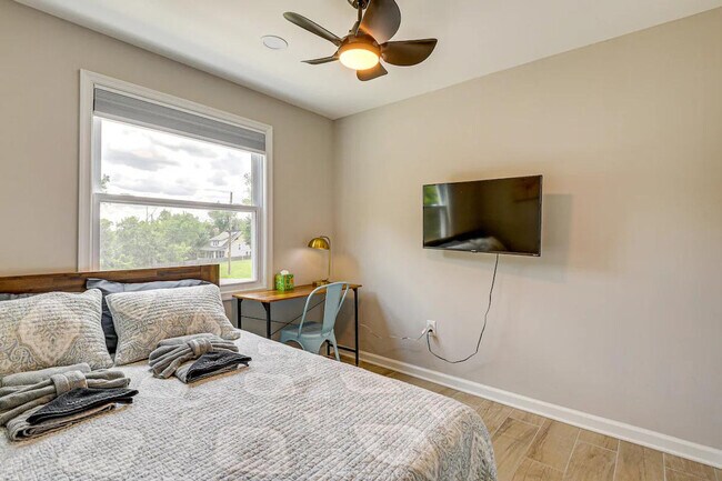 Building Photo - 6604 Oak St