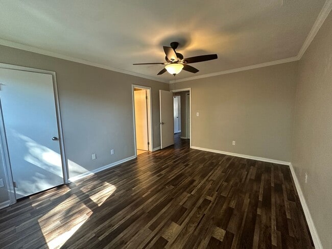 Building Photo - 2-bedroom, 2.5-bath Georgetown Colony Townhouse