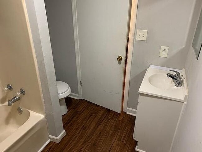 Building Photo - Charming 2 Bedroom Pet Friendly Home!!