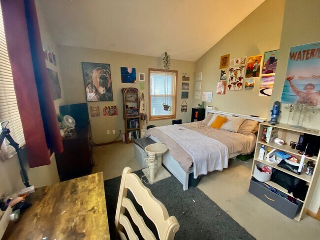 Building Photo - Gorgeous BIG 5BD/3BA House near the U of M...