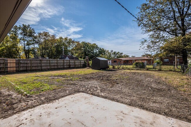 Building Photo - 809 N Ross Ave