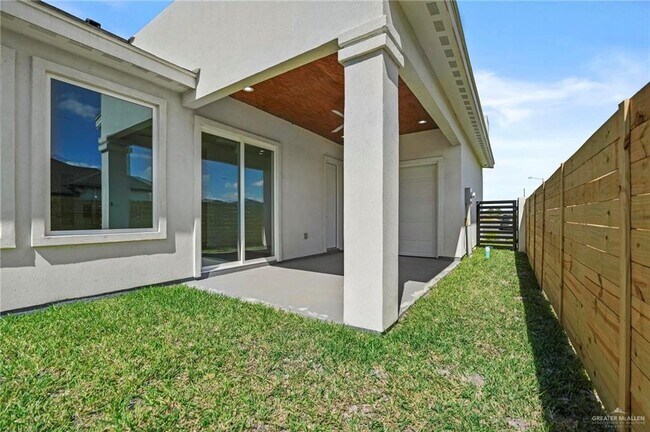 Building Photo - 31 E Conroe Rd