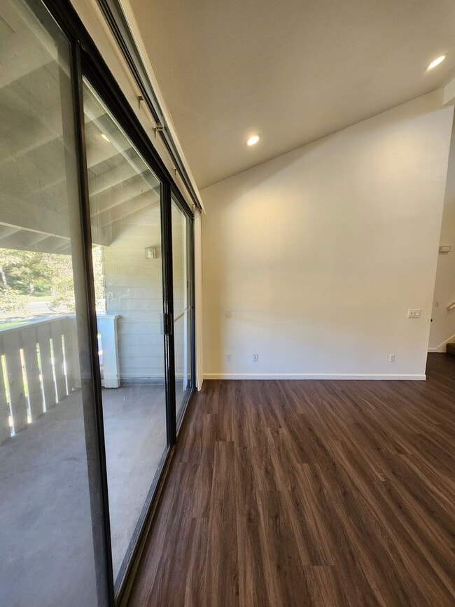 Building Photo - Beautiful 2-Bedroom Condo in Phillips Ranch
