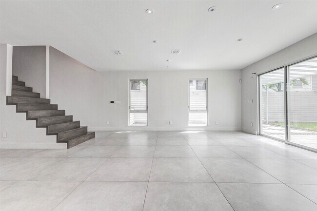 Building Photo - 1222 Marconi St