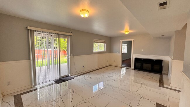 Building Photo - Spacious & Modern 4-Bedroom Home in Kent