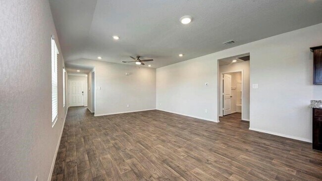 Building Photo - 105 Calgary Ln