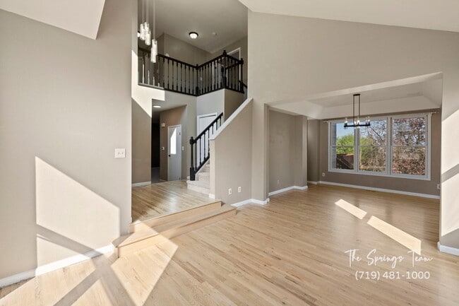 Building Photo - SPECTACULARLY HUGE 6BD HOME with PANORAMIC MOUNTAIN VIEWS - Security Deposit Waiver Available