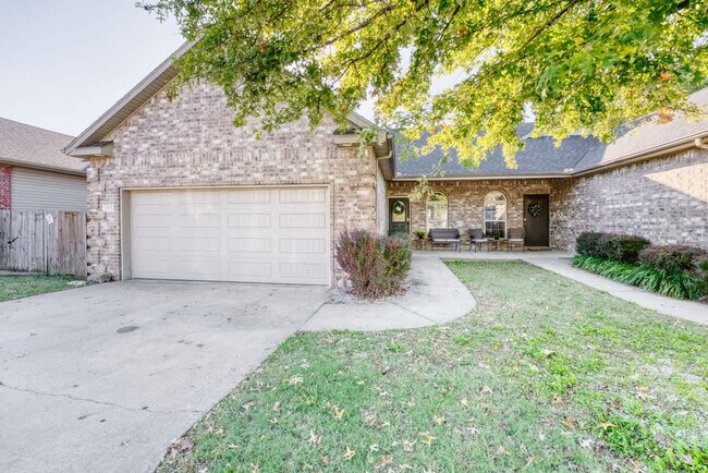 Building Photo - 1515 NW Bell Royal Ct