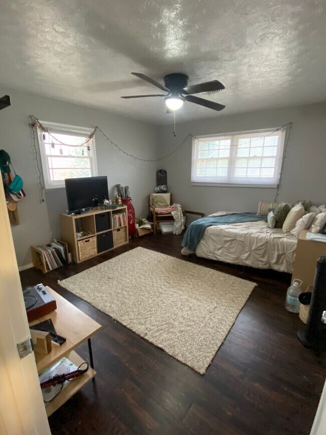 Building Photo - Great 3 Bedroom 2 Bathroom house with Bonu...