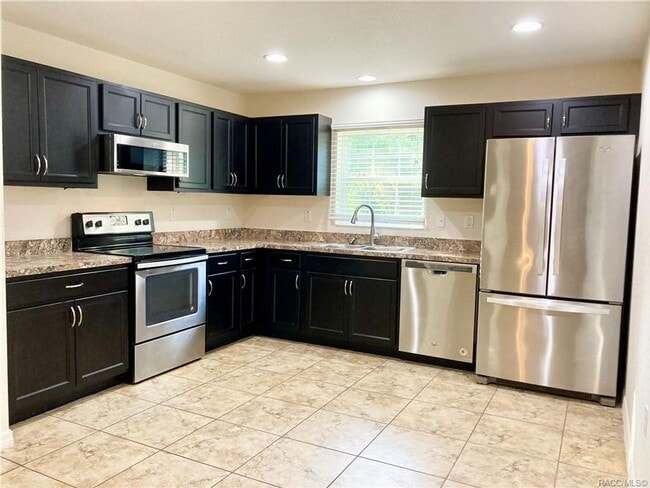 Building Photo - Crystal Manor 2 bedroom, 2 bath, 1 car garage home!