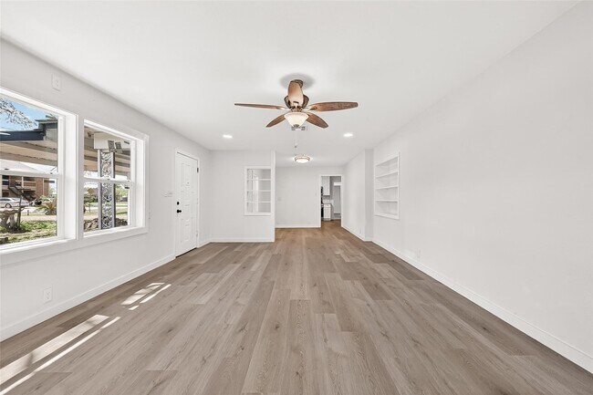 Building Photo - 815 Brooks Ave